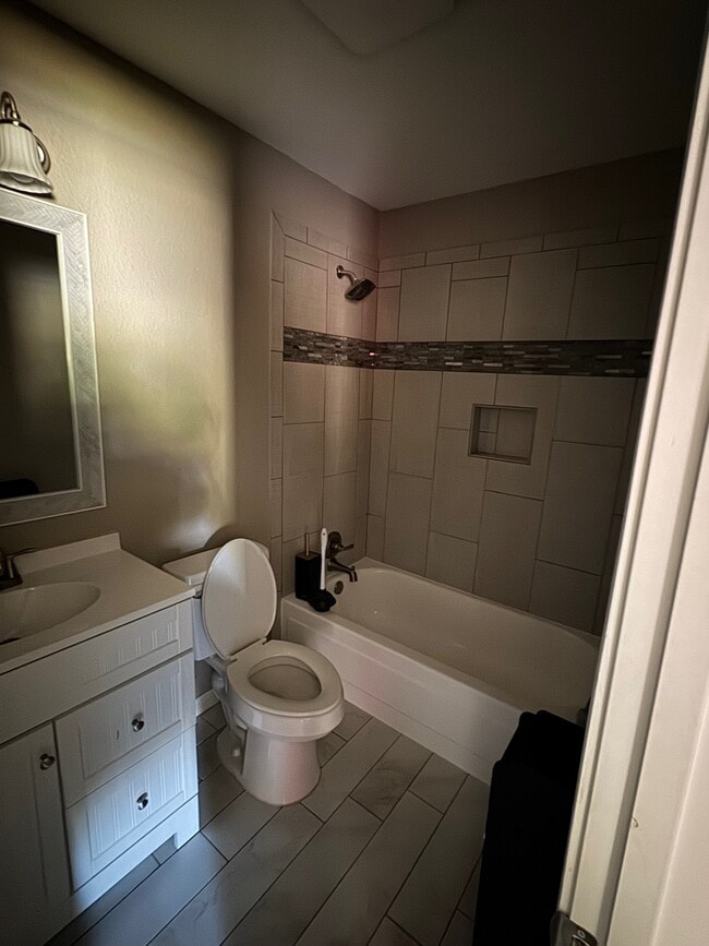 Building Photo - 605 S Ridgeway Dr
