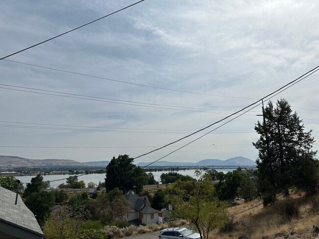 Building Photo - Enoy the picturesque views of Lake Ewauna ...