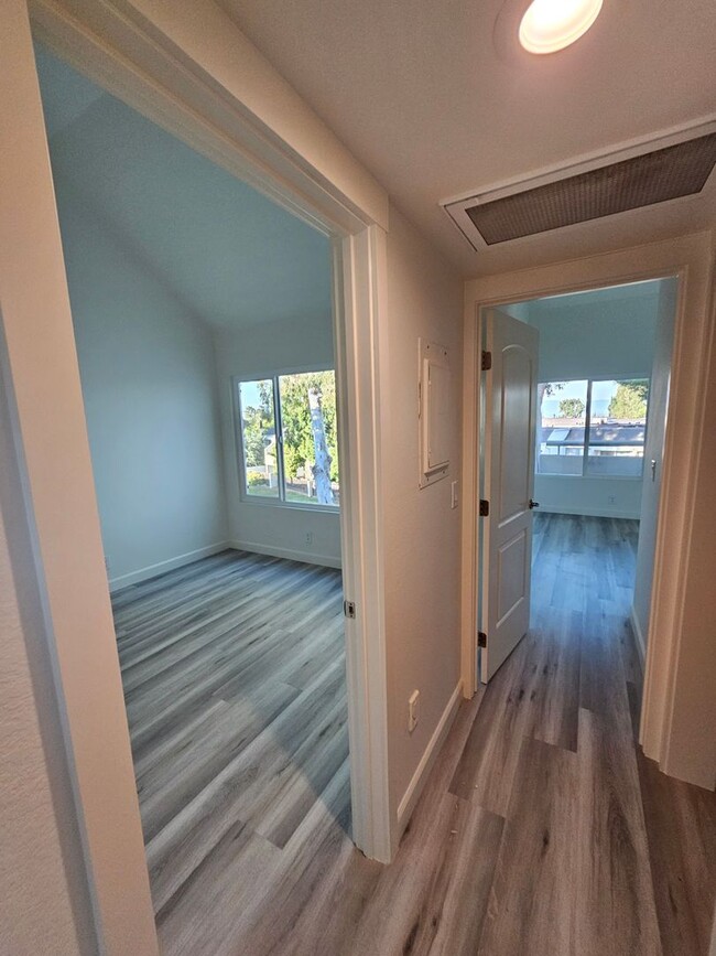 Building Photo - Gorgeous COMLETELY RENOVATED 3 Bed/2.5 Bat...