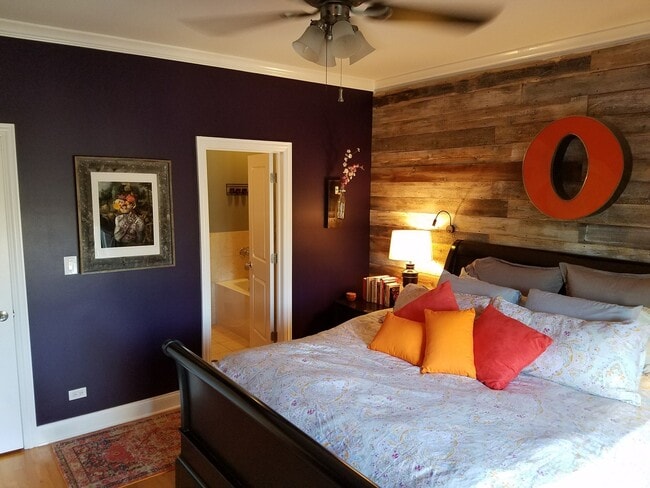 Building Photo - 5053 N Clark St