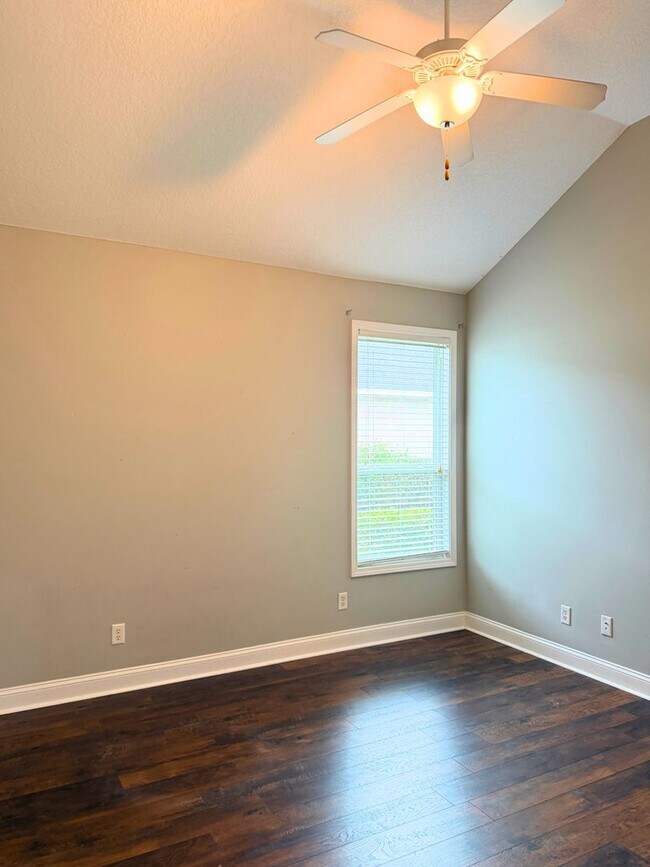 Building Photo - Rare find! 4/3 with amenities!