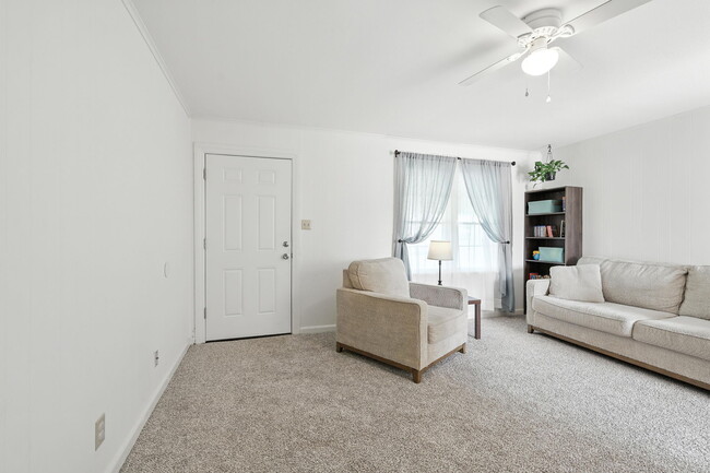 Building Photo - 1548 S Oak Ave