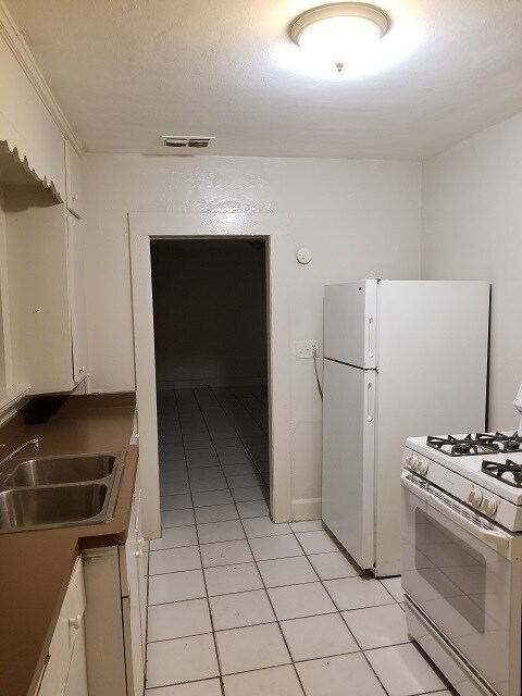 Building Photo - $25 App Fee* Spacious 3bdrm/1bath House **...