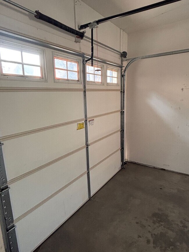 Building Photo - FIRST MONTH'S RENT FREE! New lower rent $1850