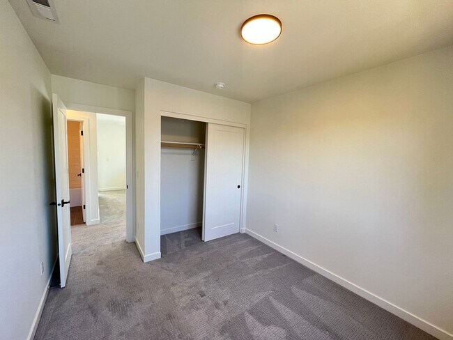 Building Photo - Beautiful 4Bd + 3Ba Home in North Portland...