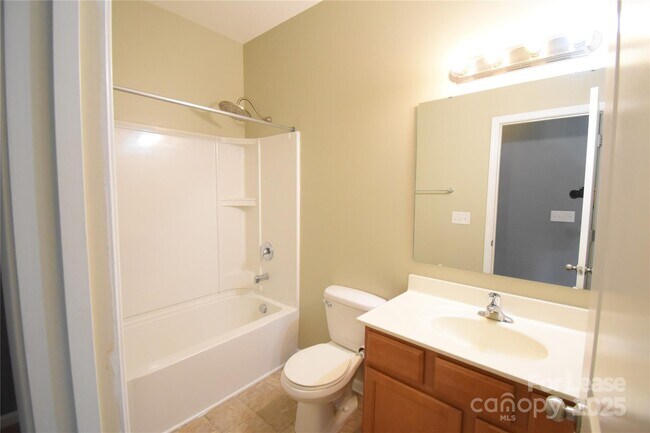 Building Photo - 3296 Saddlebrook Dr