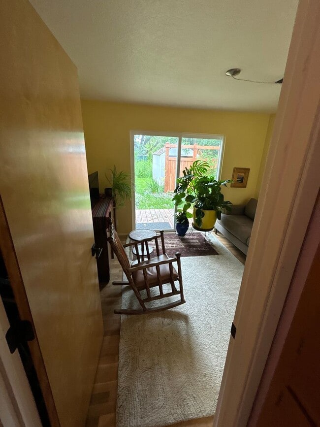Building Photo - 3 Bedroom single level home w/garage AND free landscaping