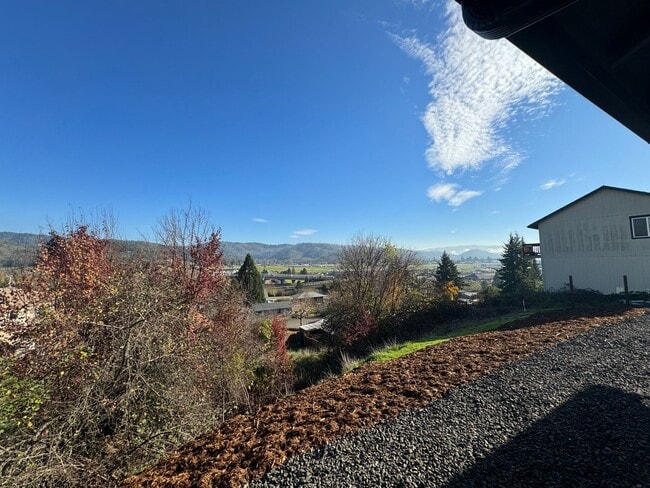Building Photo - Newer 3 Bed 2 Bath Home In Roseburg