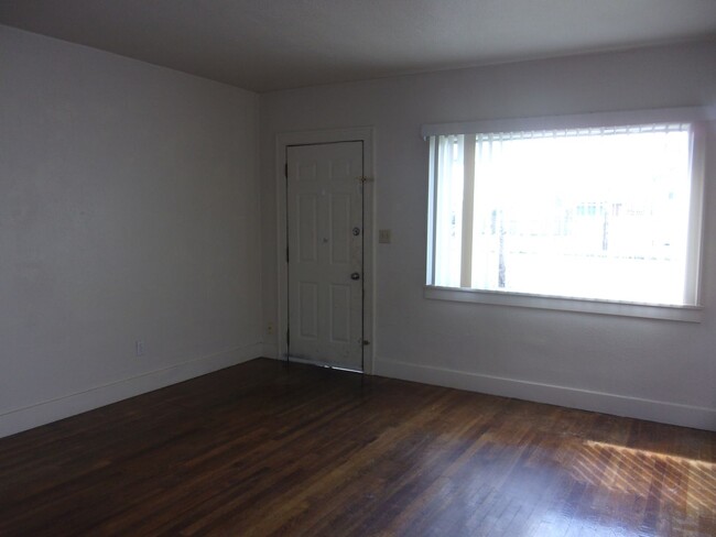 Building Photo - 2+bd 1ba W/Garage