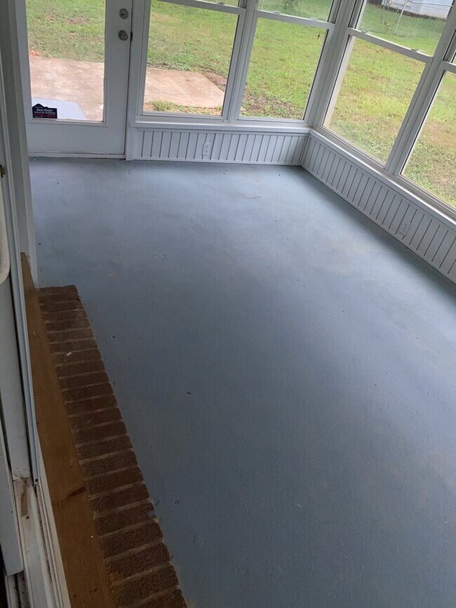 Building Photo - "Charming 3-Bed, 2-Bath Home at 109 Calhoun Ave: Your Serene Retreat in Pendleton!"