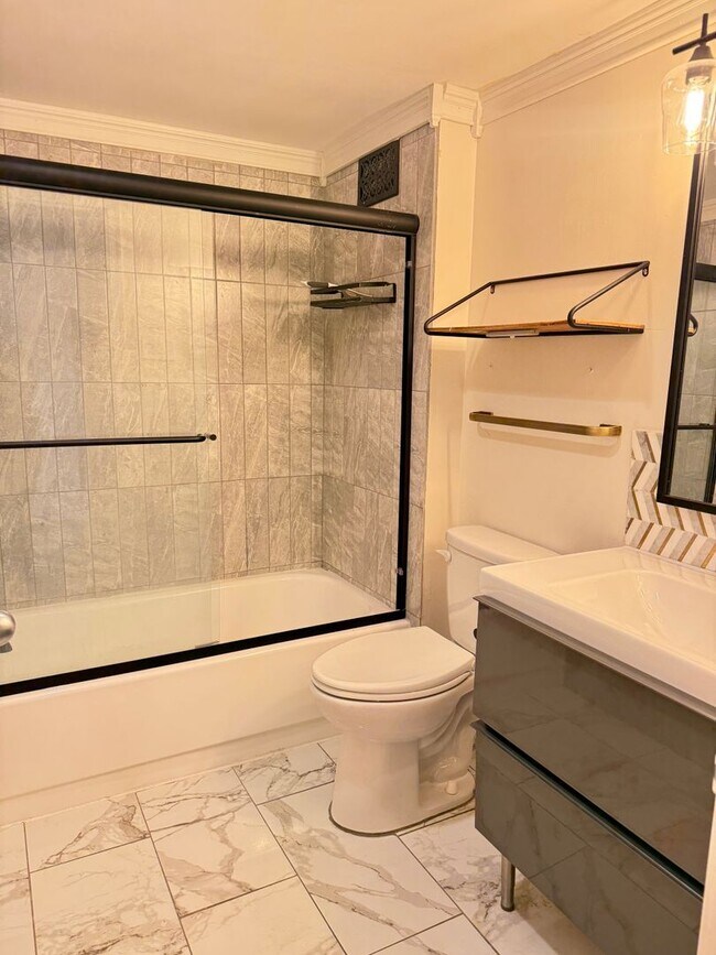 Building Photo - Spacious Condo—Utilities and Parking Included!