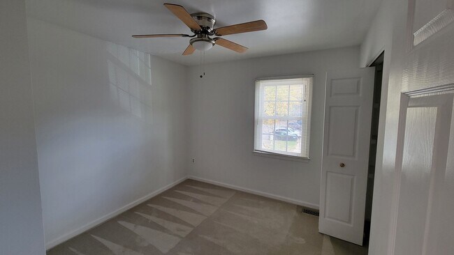 Building Photo - Beautiful 3 Bed, 3.5 Bath Brick Townhouse ...