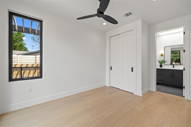 Building Photo - 2305 Southern Oaks Dr