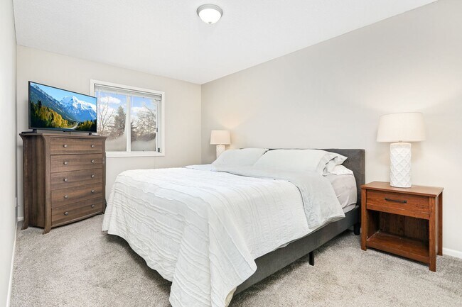 Building Photo - 3 bd, 2 bathroom, 2 car garage two level end unit town home