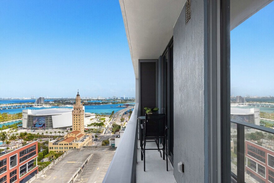 Building Photo - 501 NE 1st Ave