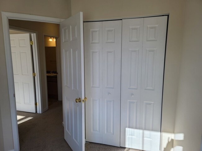 Building Photo - 3 Bedroom 2 1/2 bath ** End Unit** Townhome for Rent in Waynesboro