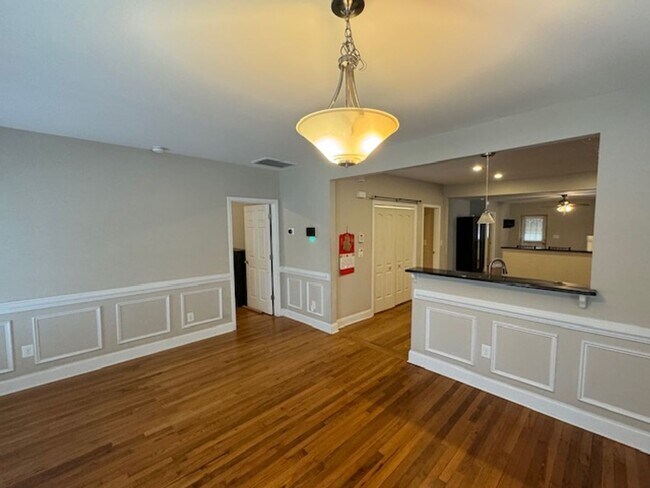 Building Photo - Charming 1925 Craftsman Bungalow in Downtown Raleigh