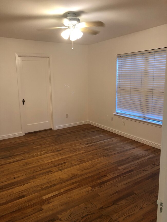 Building Photo - Hyde Park Hideaway! 3/2 with washer/dryer,...