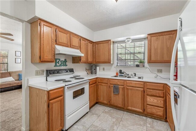 Building Photo - Available NOW!! Cute 3/2 four-plex Close t...