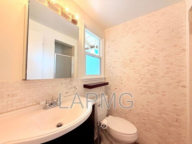 Building Photo - 16457 Gledhill St