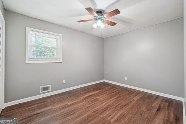Building Photo - 2419 Greenway Dr