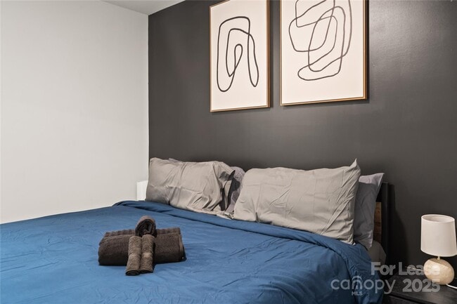 Building Photo - 2037 Statesville Ave