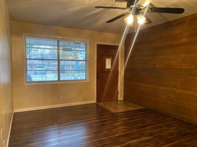 Building Photo - 3 BEDROOM NEAR BONHAM MIDDLE SCHOOL, EASY COMMUTE