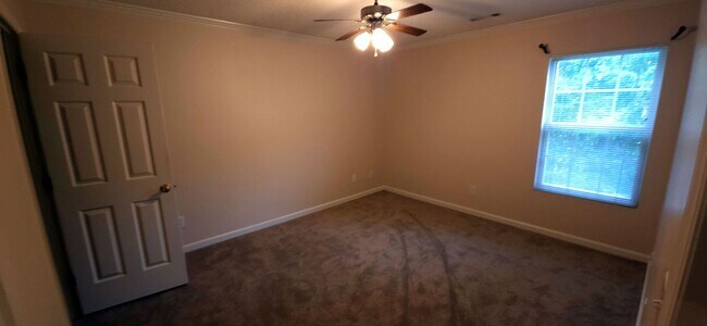 Building Photo - Great one level home close to shopping and highway