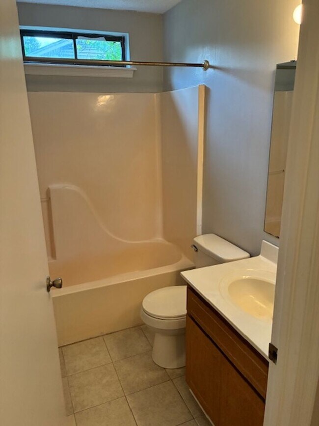 Building Photo - 114 N Woodvalley Dr