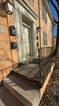 Building Photo - Belhaven apartment for $1295 with washer/ dryer and water included!!