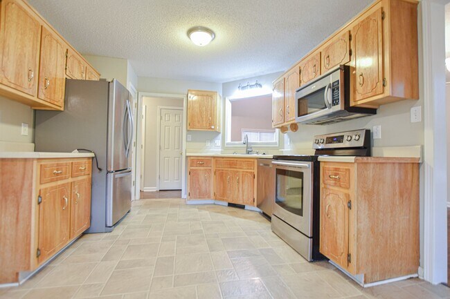 Building Photo - Pet Friendly Three Bedroom with Bonus!