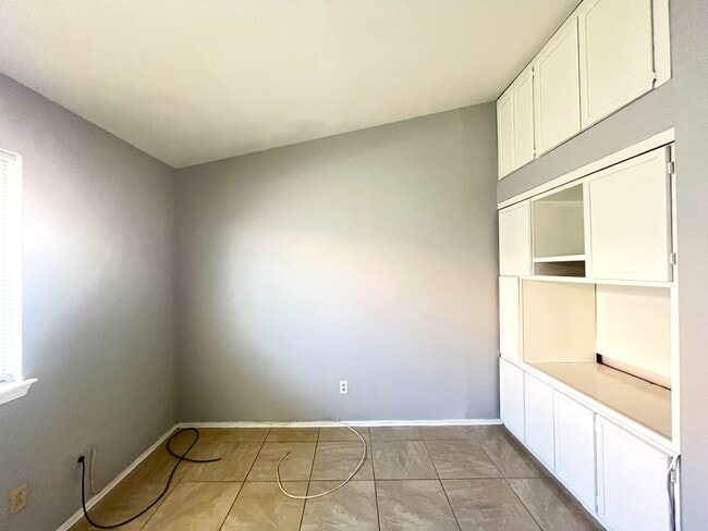 Building Photo - 3-Bedroom, 2-Bath House - Las Vegas, NV