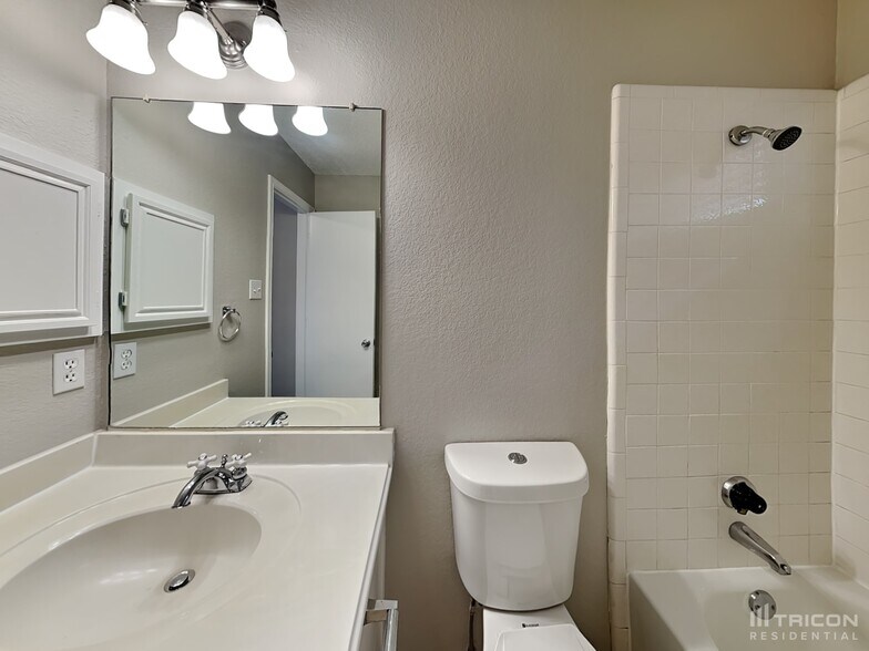 Building Photo - 5208 Wolverton Ct