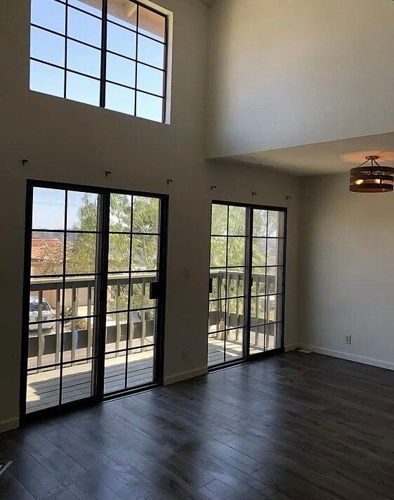 Living room - 6812 Fashion Hills Blvd