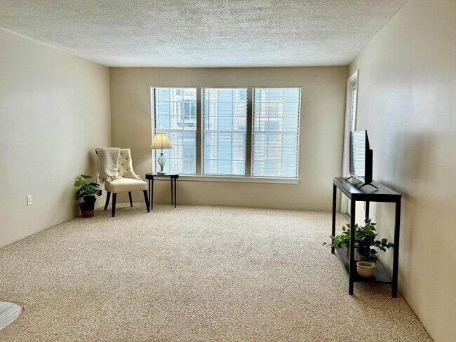 Building Photo - 18 Walden Dr