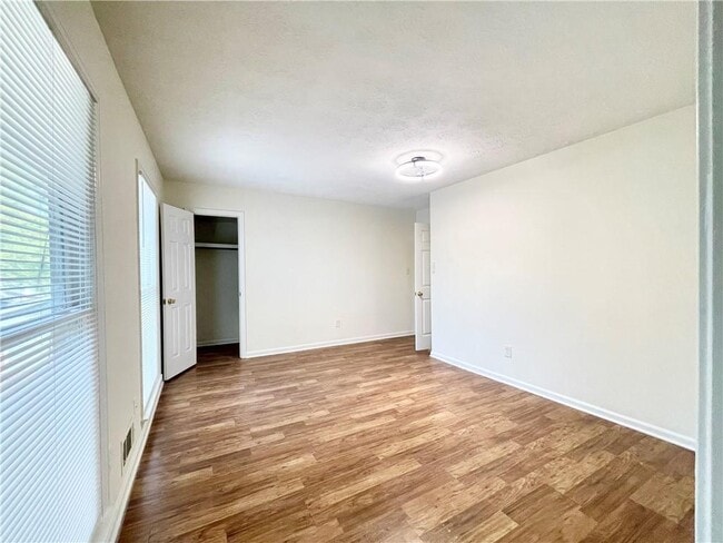 Building Photo - 5014 Meadow Ln