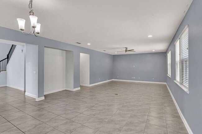 Building Photo - Beautiful 5/4 Home with Over 4k sqft, Fenced in Yard & 3 Car Garage! Pet friendly!