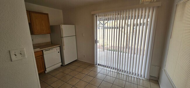 Building Photo - 3 Bedroom Single Stoy Close to EVERYTHING!