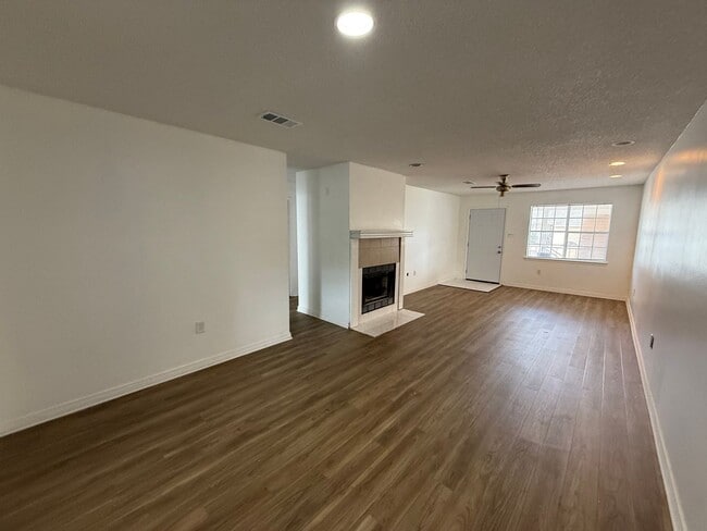 Building Photo - 2BD 2BA FLAT APARTMENT