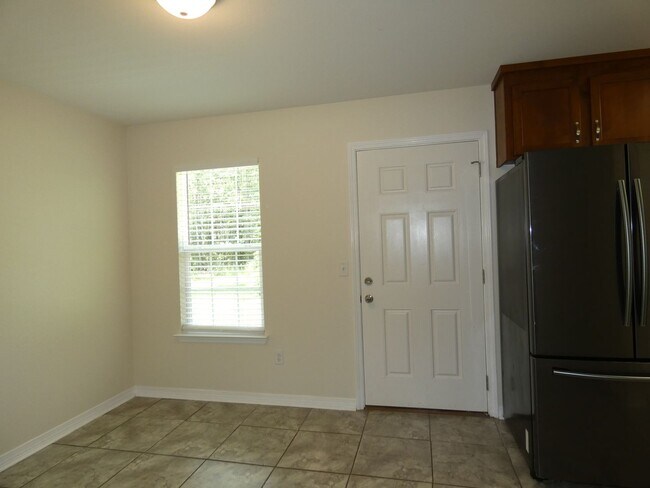 Building Photo - Charming 3-Bedroom Home - Spacious Layout