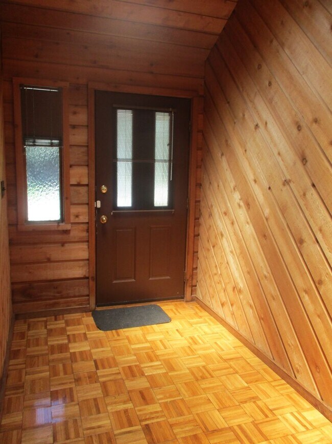Building Photo - ( Oakcrest) 3/ 2 spacious home