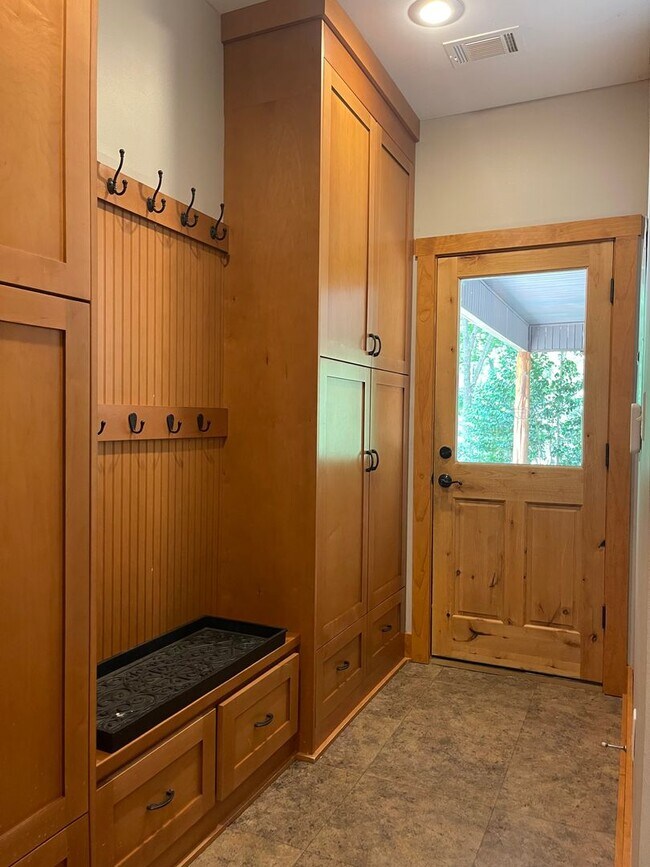 Building Photo - Charming 2 Bed, 2 Bath Custom Ranch on 5 A...