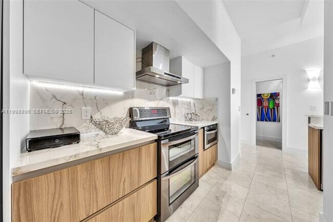 Building Photo - 6917 Collins Ave