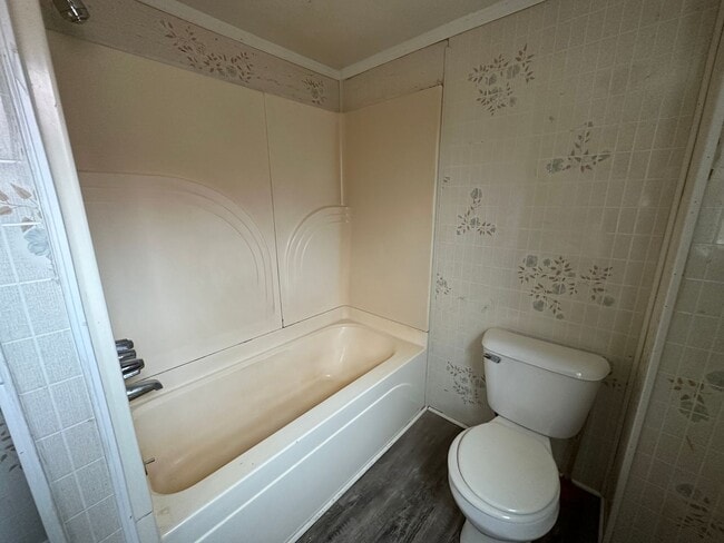 Building Photo - Spacious 3-Bedroom Home Near Jackson High ...