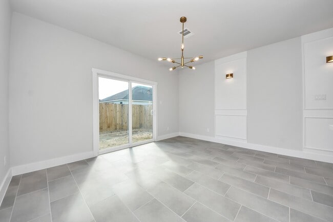 Building Photo - 1110 E Main St