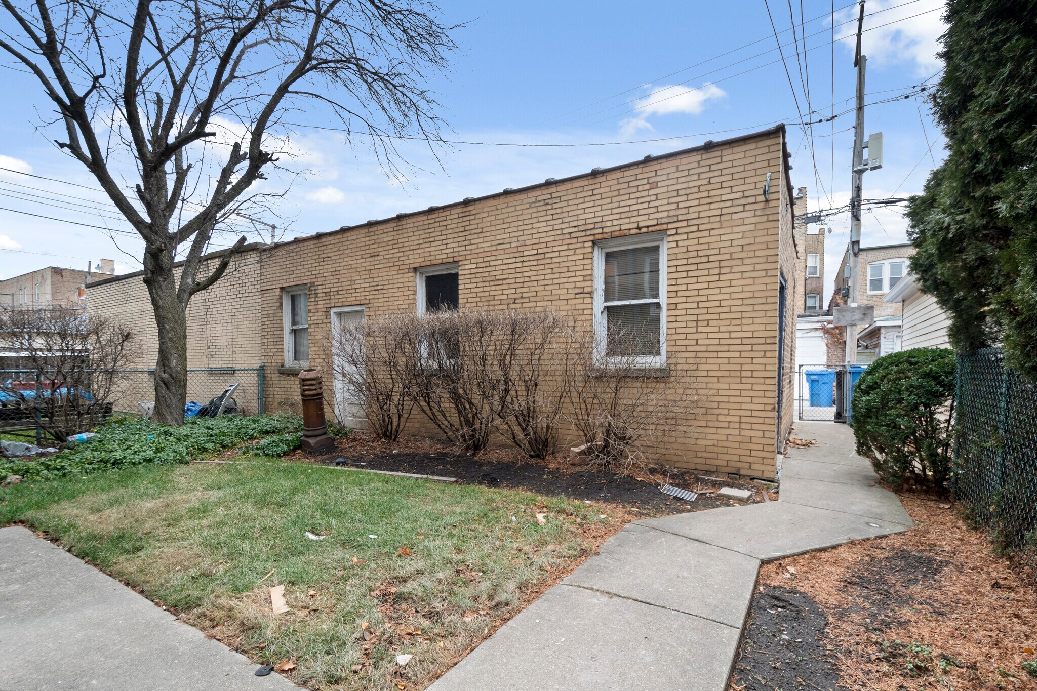 Building Photo - 6533 N Fairfield Ave