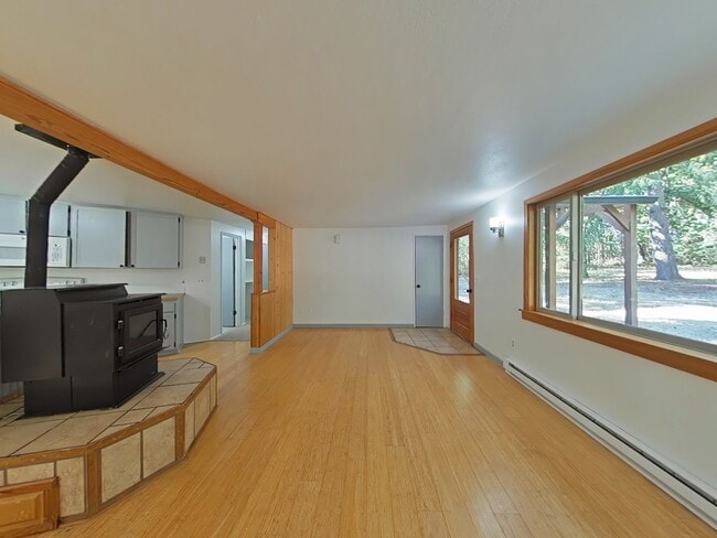 Building Photo - Peaceful and Private 3 Bedroom Home on 5 A...