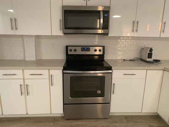 Building Photo - 6475 W Oakland Park Blvd