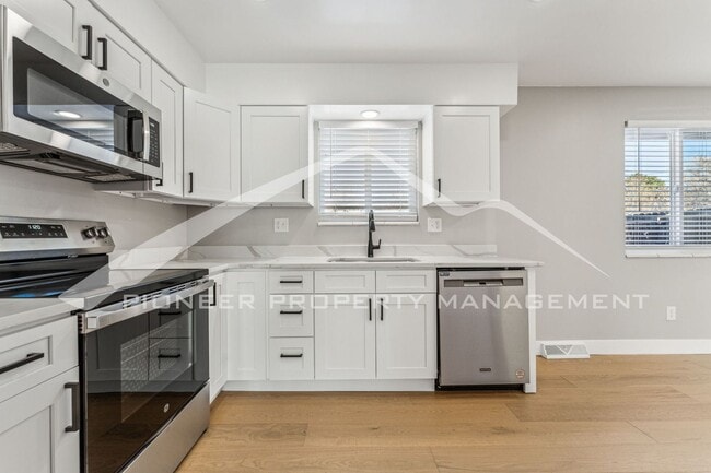 Building Photo - Charming Home with Washer/Dryer and Centra...