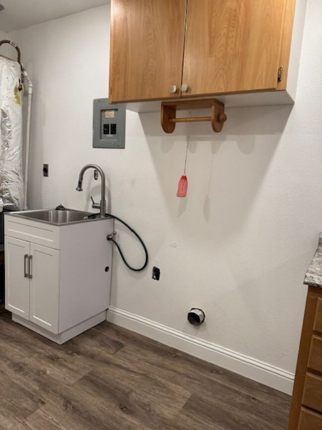 Building Photo - Quiet neighborhood!!